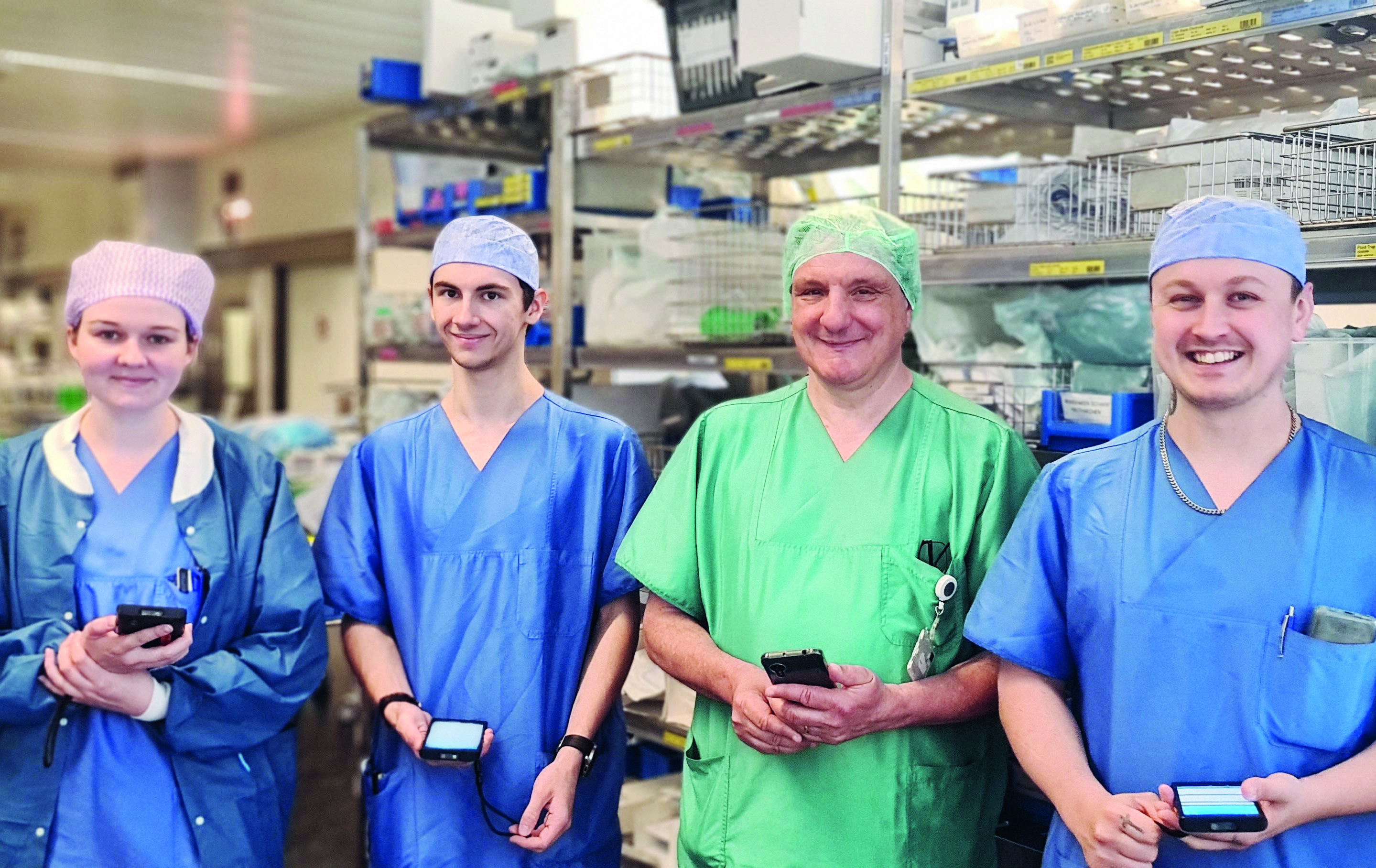 Das OP-Logistikteam im Pressebericht: Lara Leu, Manuel Beutler, René Furer und Christoph Althaus. Foto aus dem bereitgestellten Artikel, Heime & Spitäler, Mai 2024.